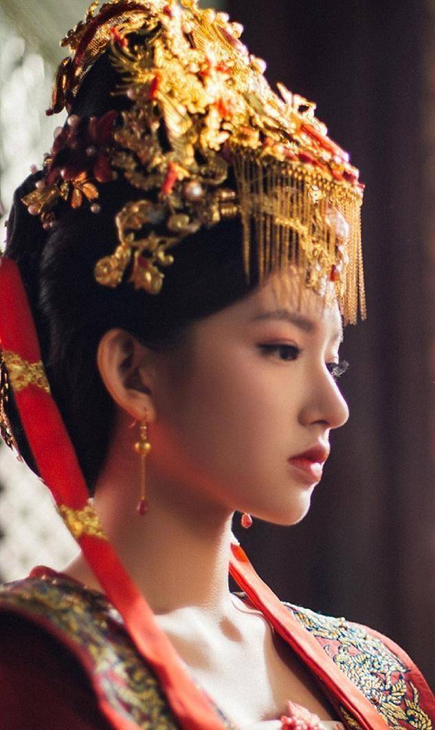 《天醒之路》程潇红色婚服美图欣赏,穿最美的婚服却没嫁给心爱人_嫁衣