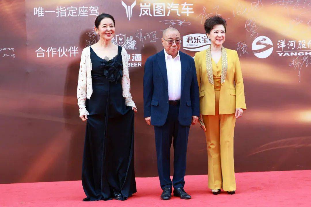 英皇老板杨受成带领任达华,谢霆锋,陈伟霆惊喜亮相,四人气场都超强的