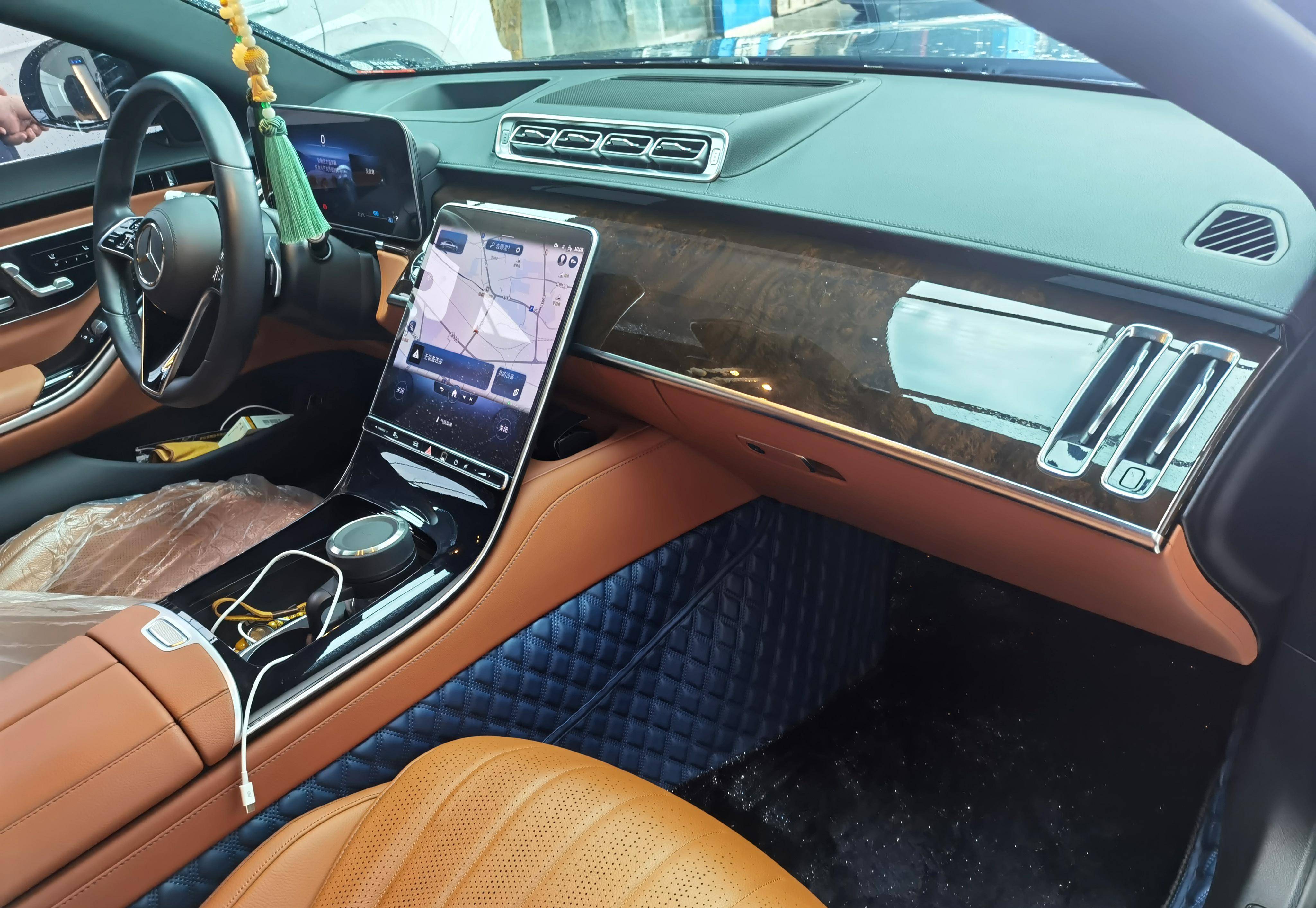 今天这台奔驰s级是2021款的奔驰s400 l豪华版车型.