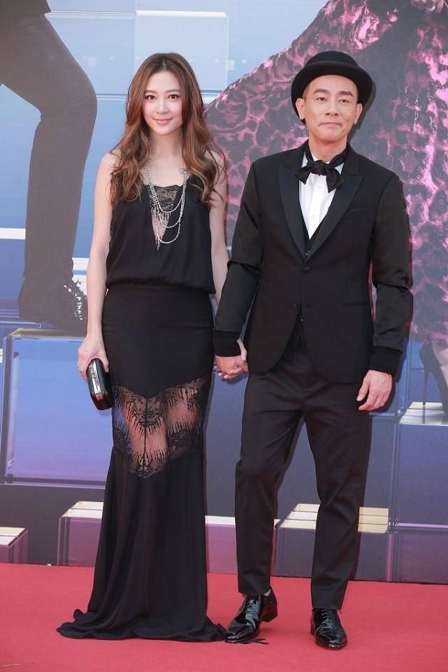 刘芸与应采儿同框,都穿镂空装显出"辣妈"气质,看着好养眼_时尚_效果