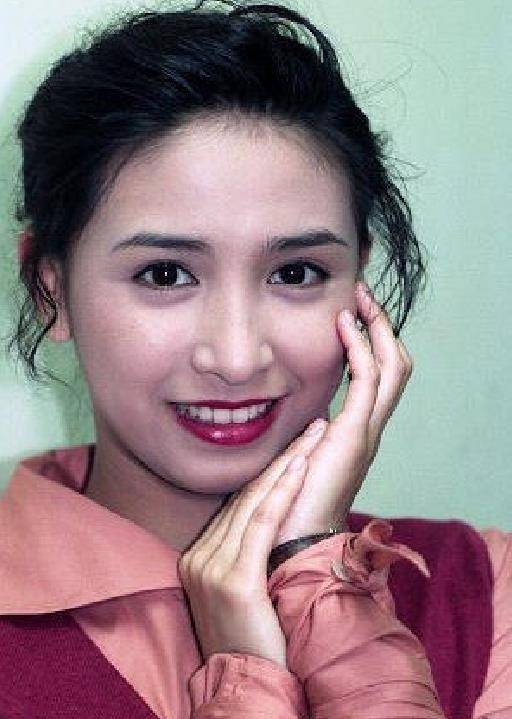 初代"三料港姐"吴婉芳53岁竟然逆生长,骨相有这几点特征很抗老_保养