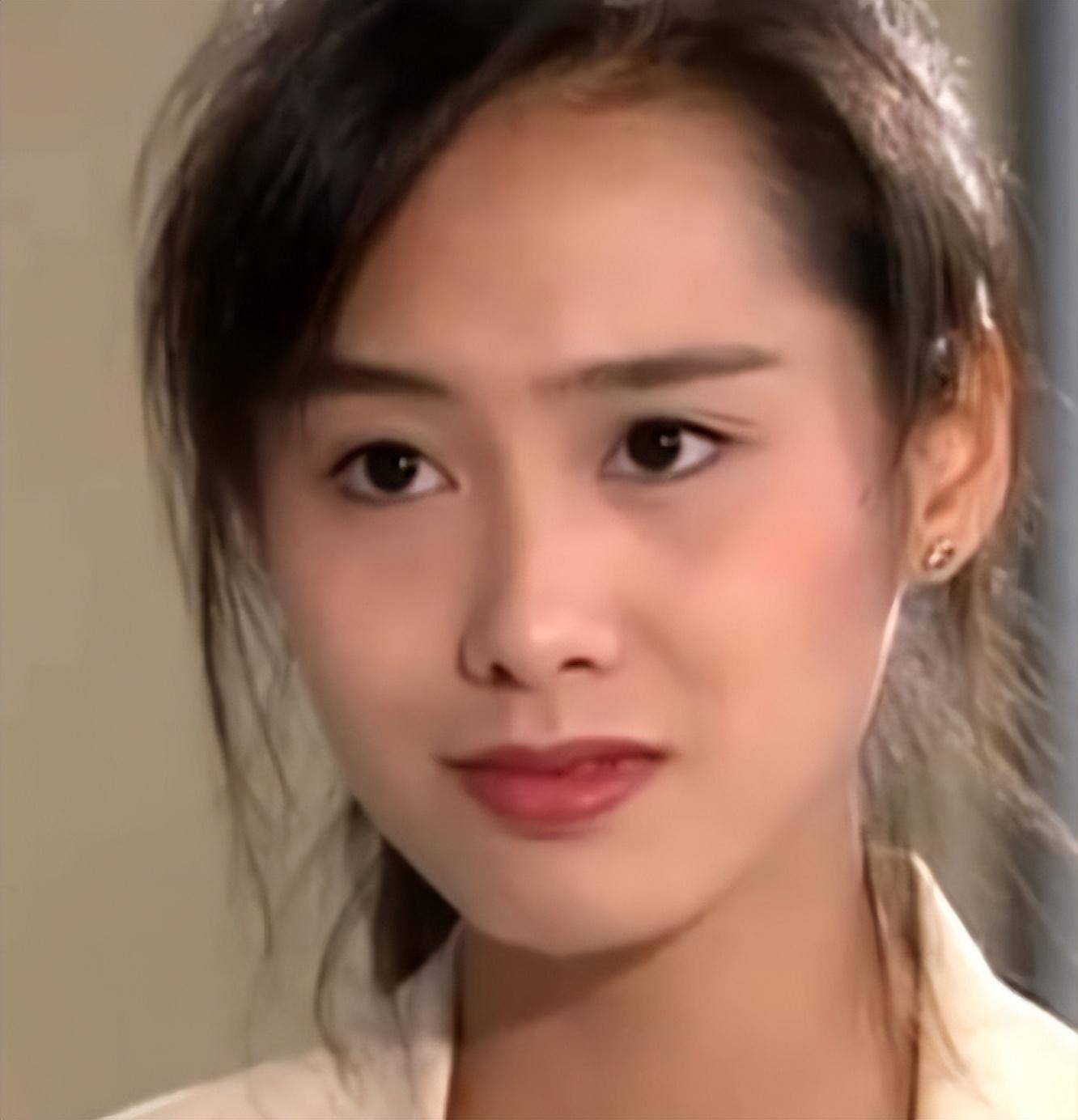 《赤脚走公园》获得学院颁发的最佳女演员奖,这是朱茵第一个演艺类
