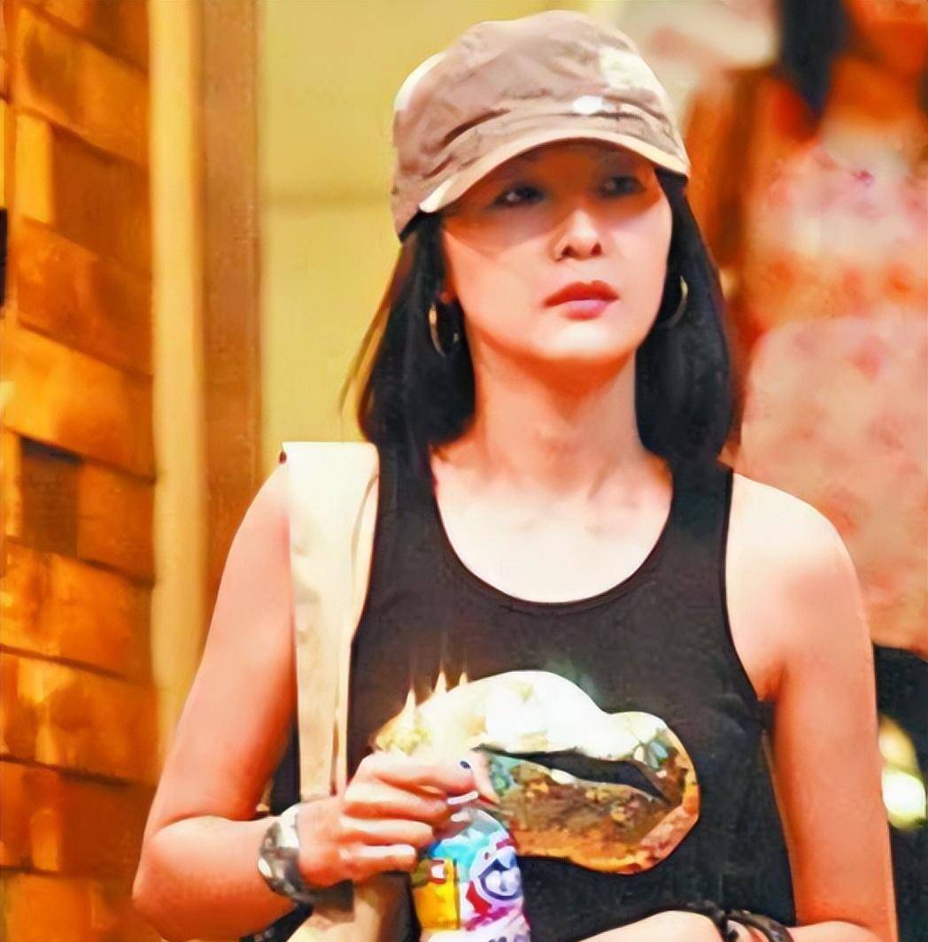 "霸总"何润东,出道28年,与孙俪意难平,41岁娶柜姐恩爱14年_父亲_女孩