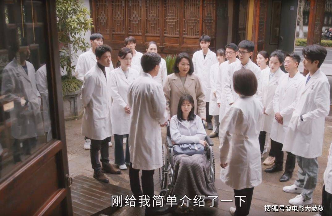 丁简兮因车祸脊柱受损导致下肢瘫痪.