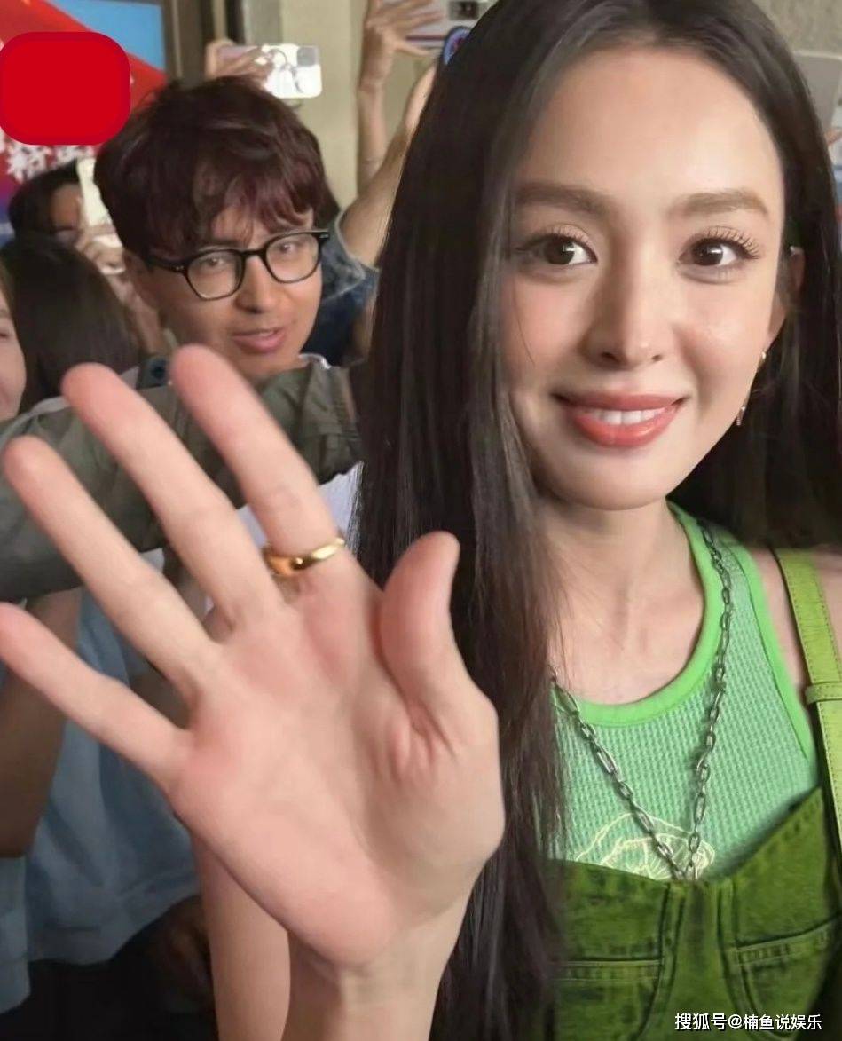 古力娜扎回母校被围观,辣妹造型身材抢镜,生图状态真漂亮_美颜_女明星