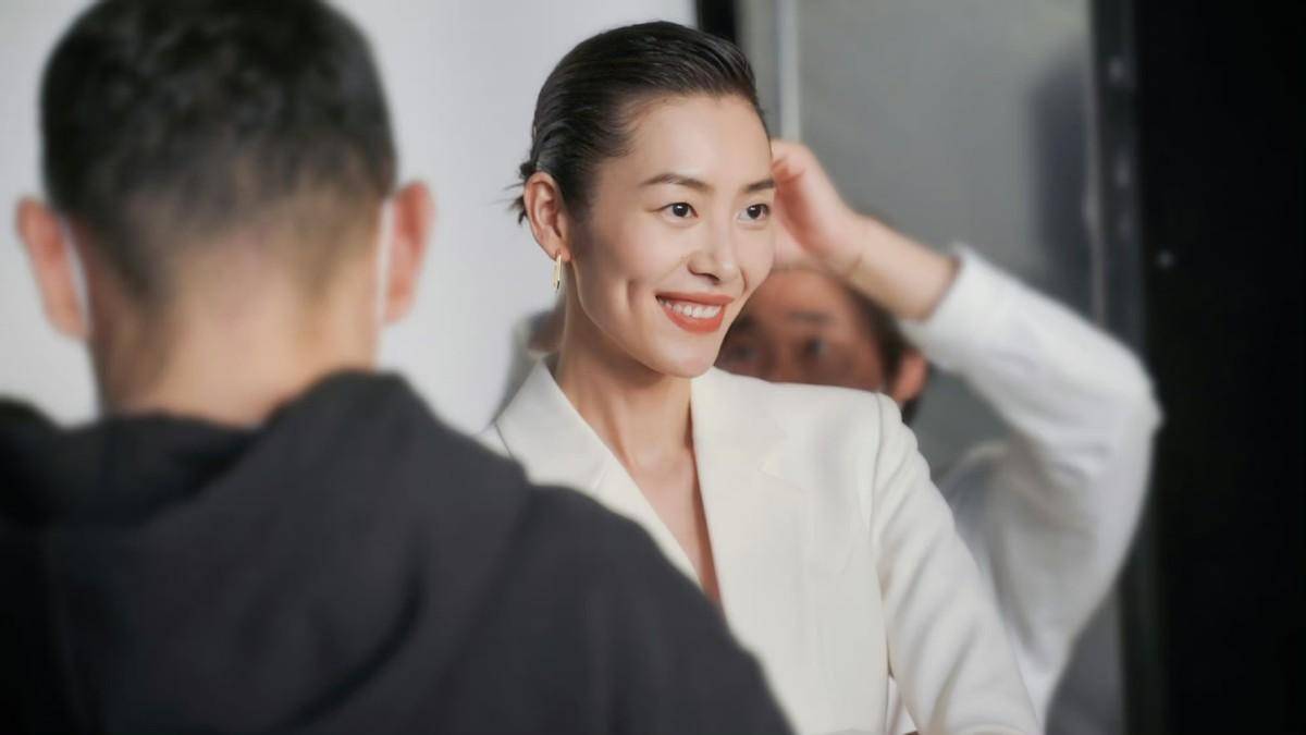 拍插座广告像时髦大片,穿鎏金礼服美成女神_造型_白色_效果