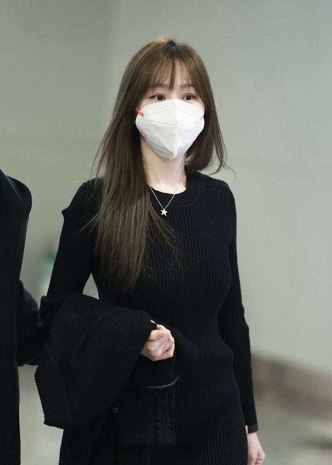 40岁王心凌身穿黑色针织连衣裙搭配马丁靴现身机场,帅气又可爱!