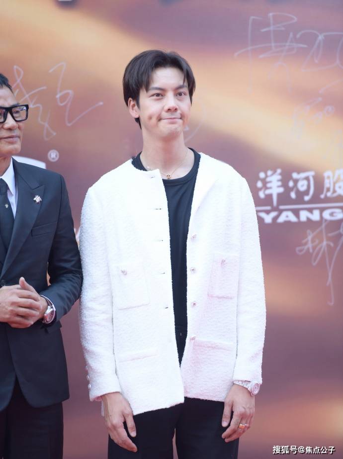 易烊千玺,吴京,张子枫,王俊凯,章子怡,甄子丹,葛优,张译,刘烨第三排