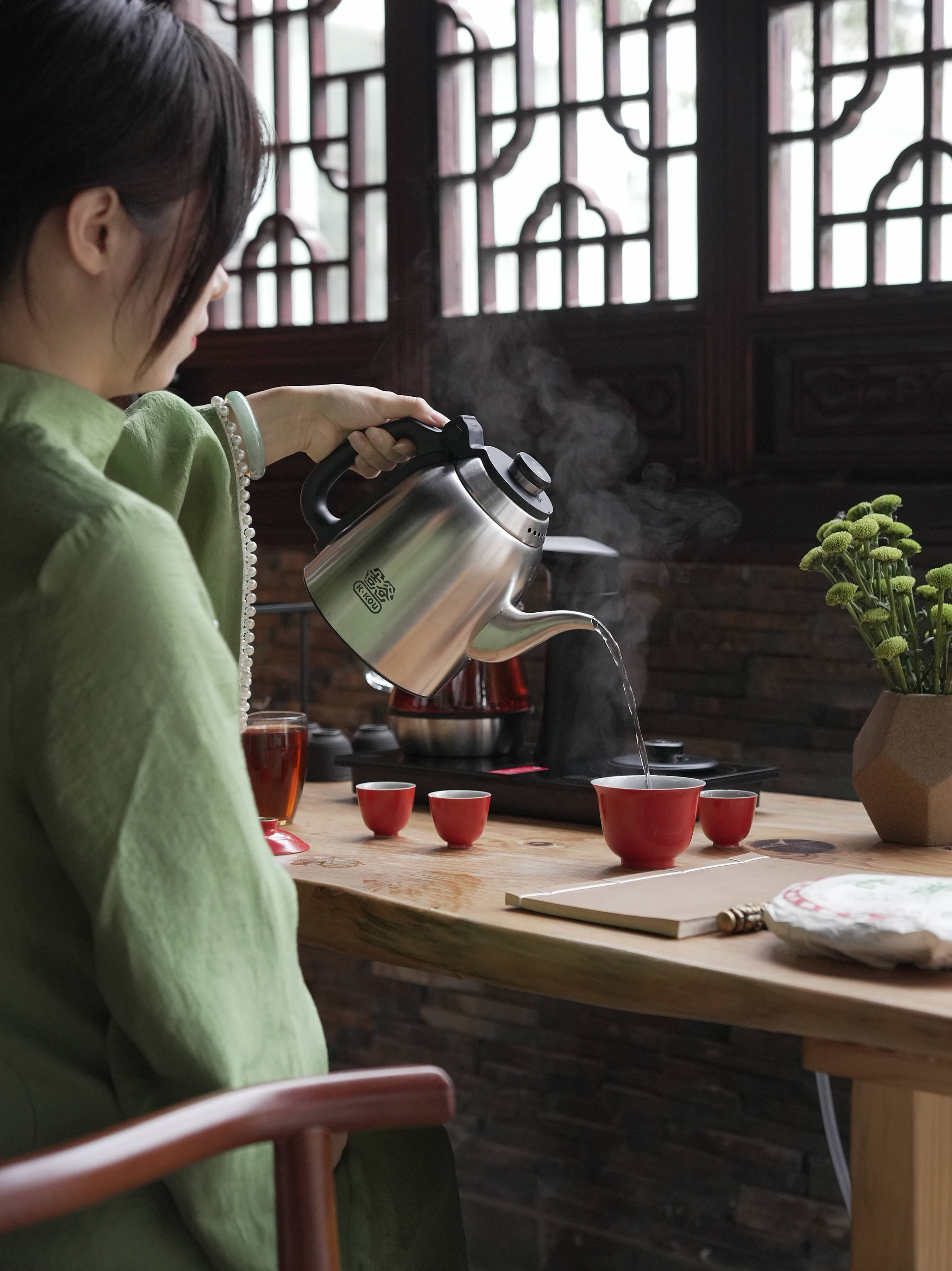 而这款来自吉谷的烧水泡茶一体电水壶tc010,一如既往的不负众望,无论