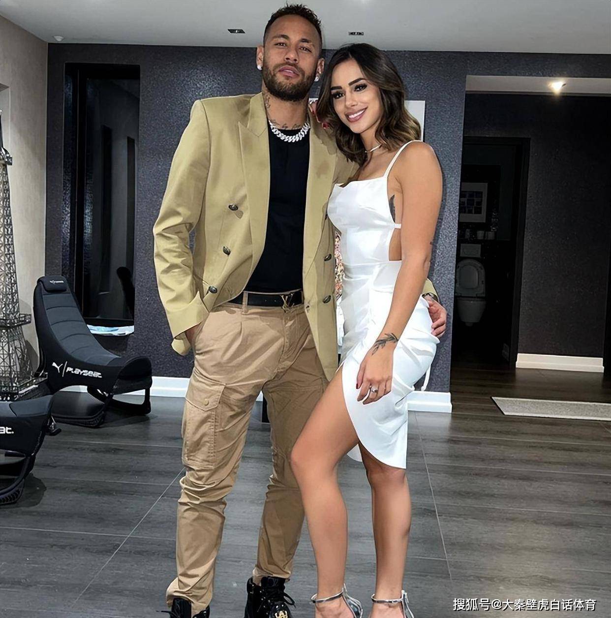 内马尔女友晒孕照!露香肩大长腿,隐私地方文身,是安东内拉闺蜜