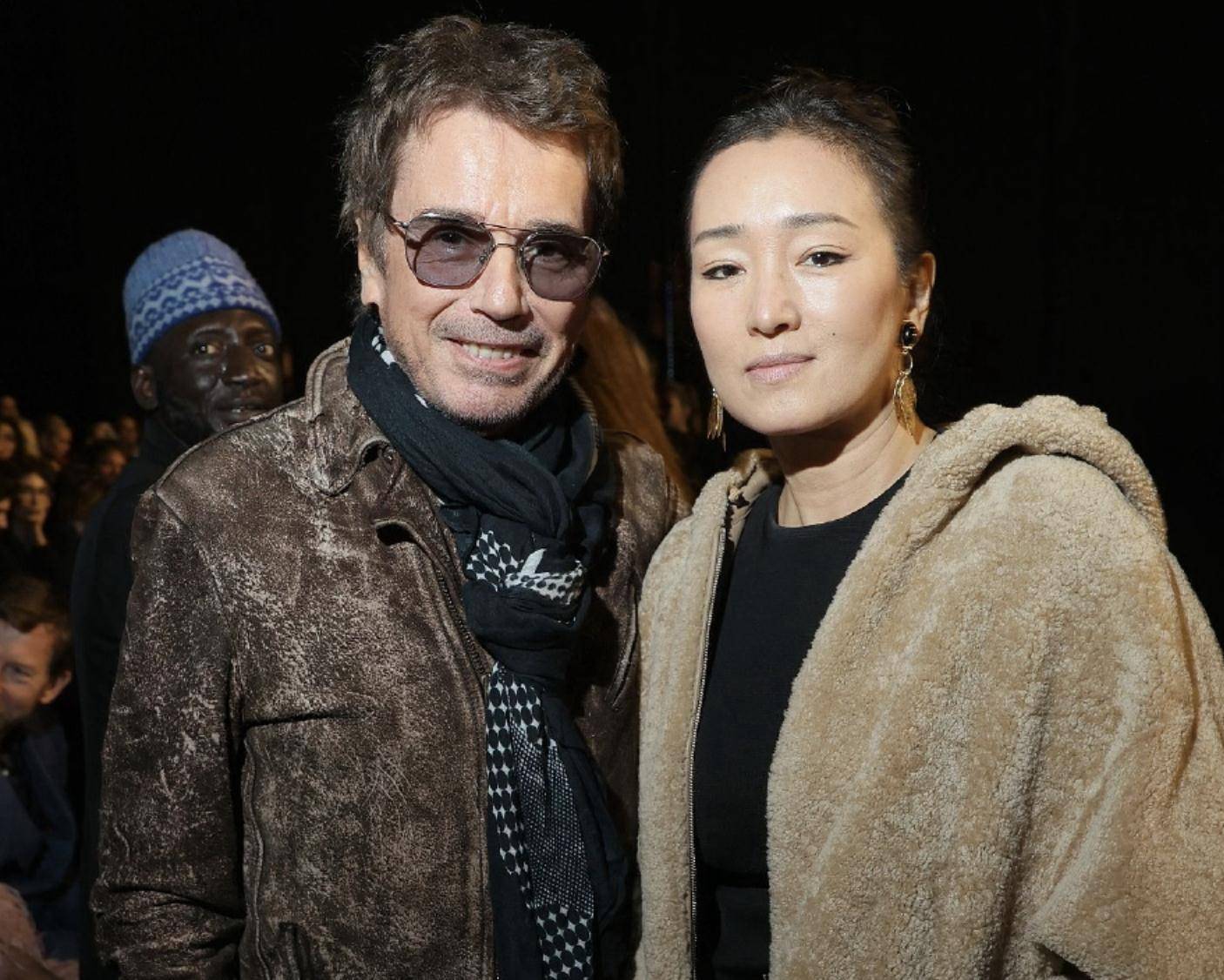 56岁巩俐看秀眼神迷离,74岁国外老公显年轻,结婚3年多恩爱如初_米歇尔