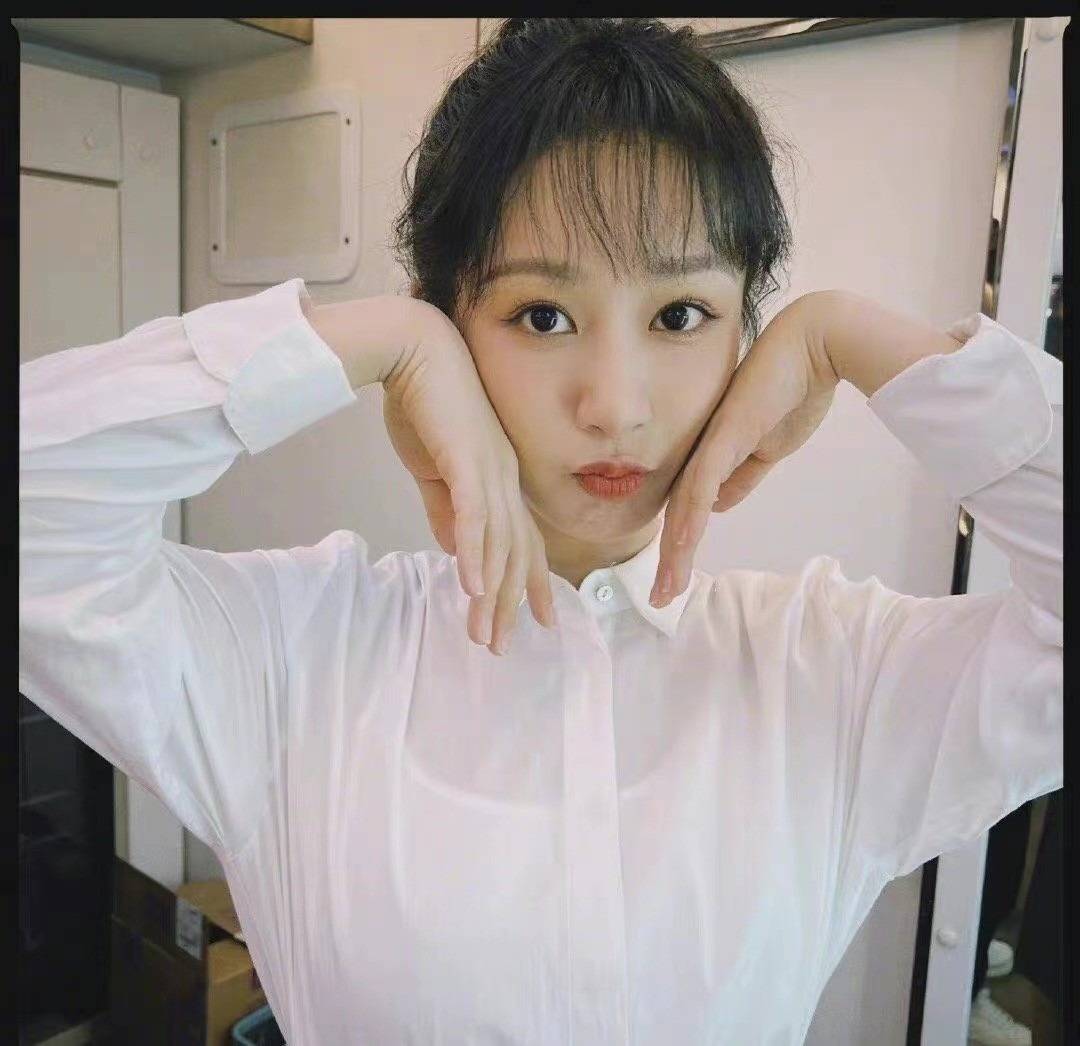 穿白衬衣梳丸子头晒九连拍,太呆萌了_衬衫_发型_效果