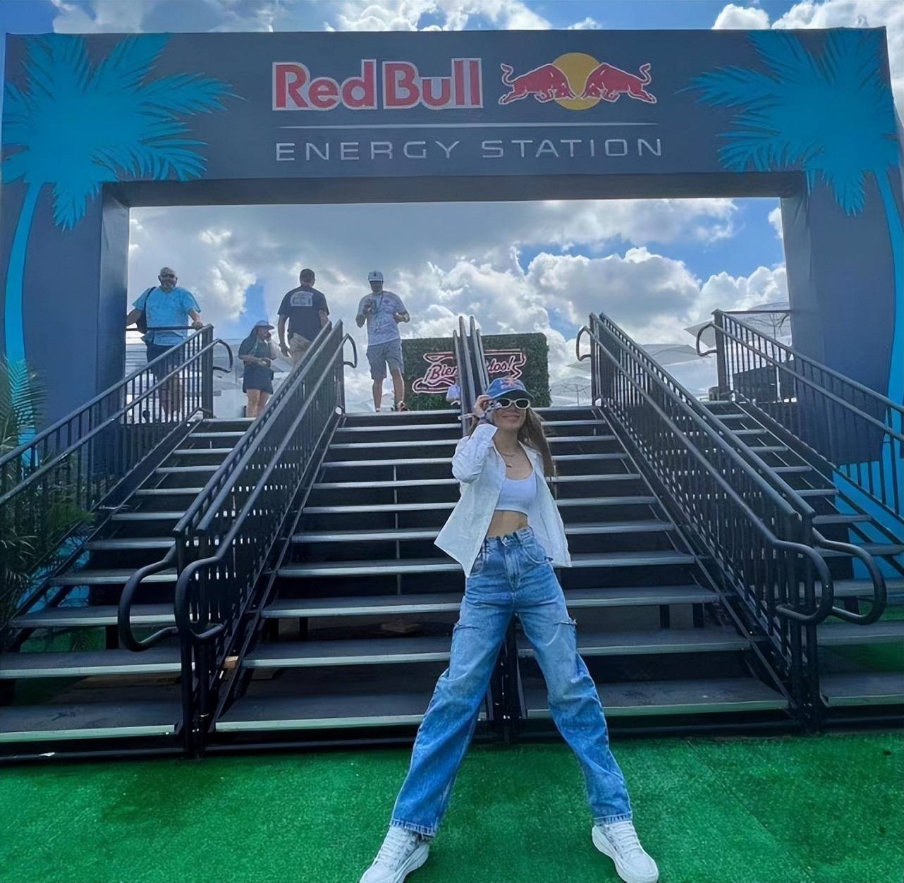 今年紧身背心穿搭太火了!不仅百搭还能打造小时尚 今年紧身背心穿搭太火了!不仅百搭还能打造小时尚