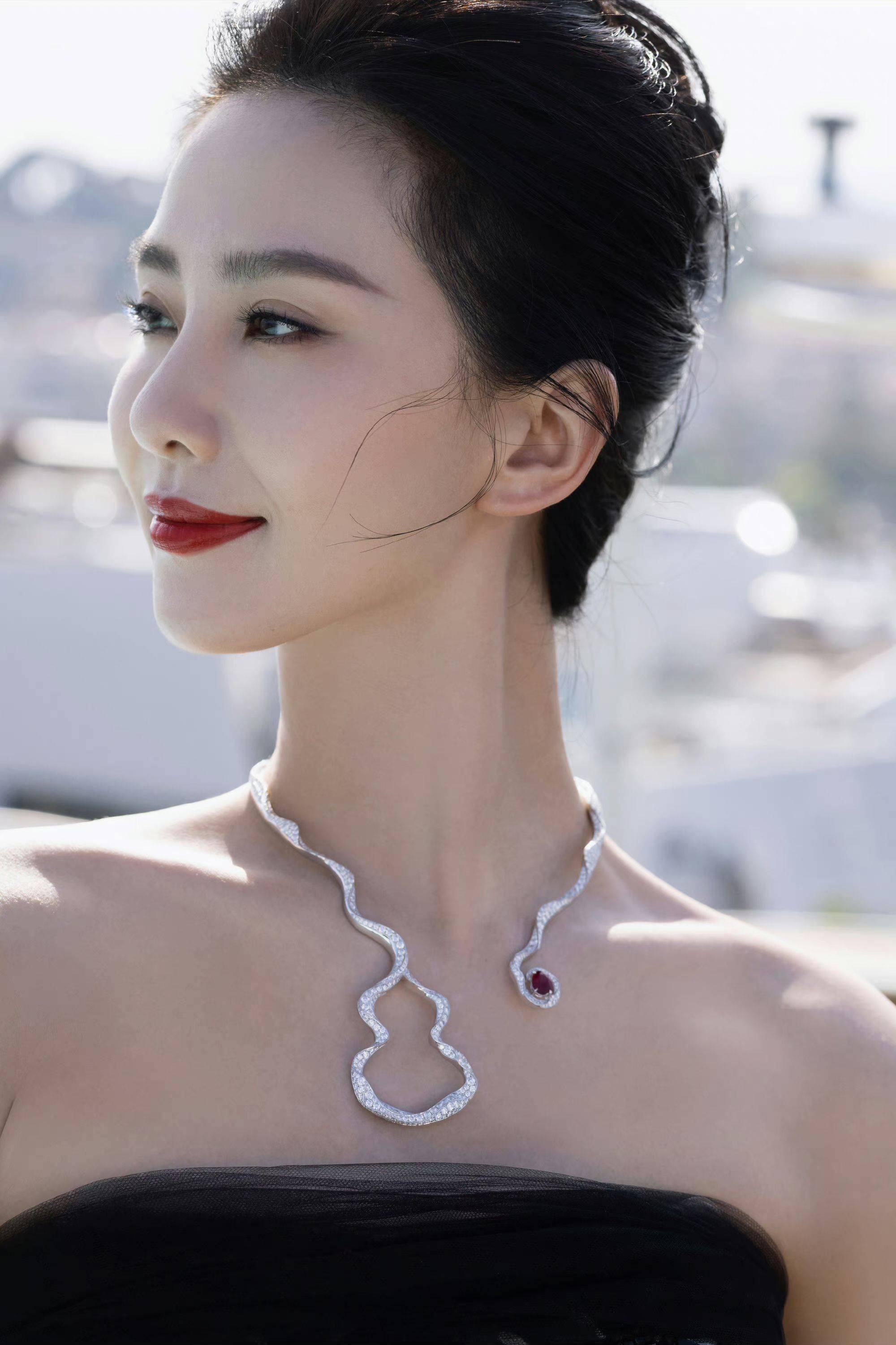 刘诗诗受邀首度亮相戛纳闪耀蔚蓝海岸,三套惊艳造型尽现东方之美_活动