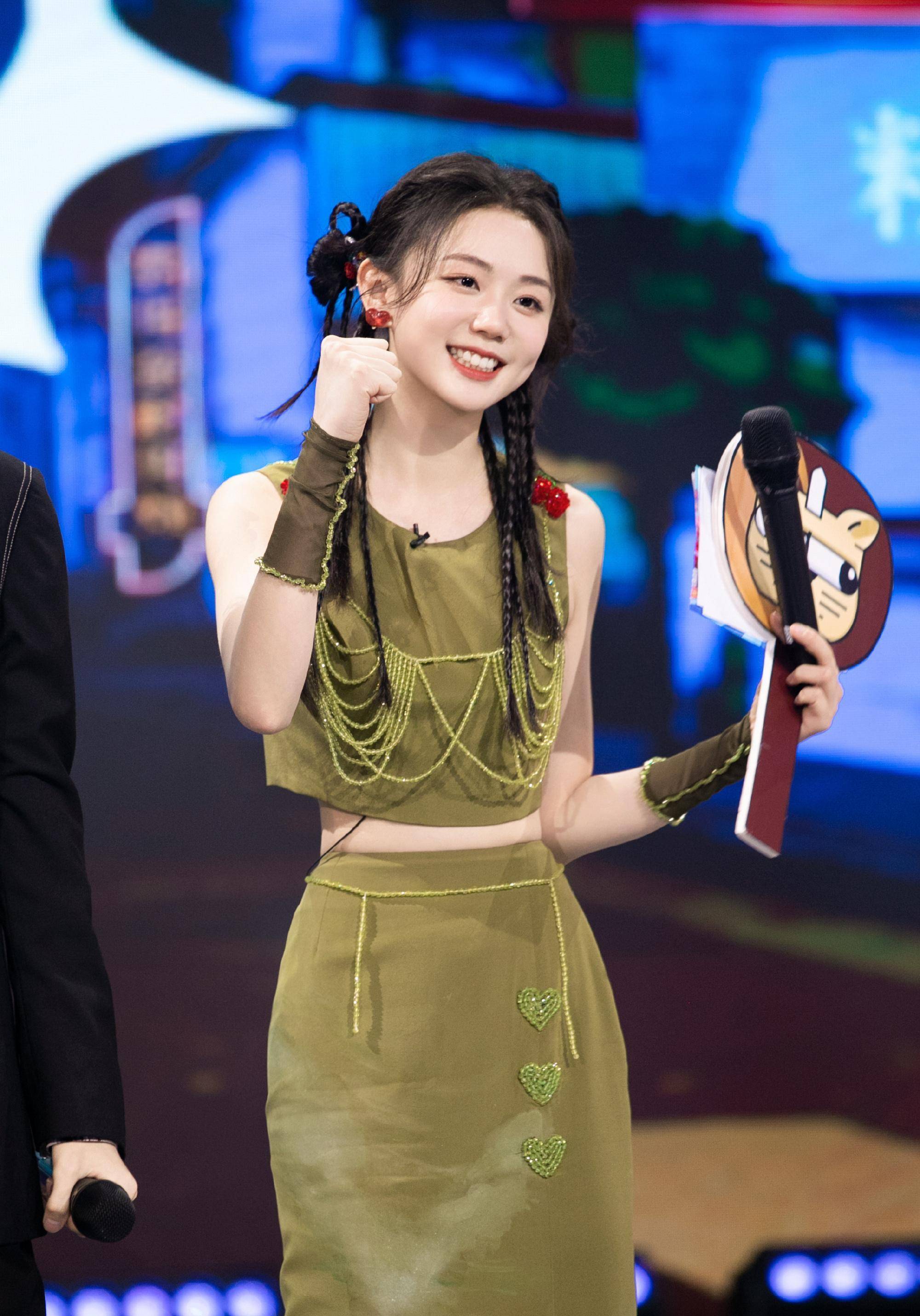 许嵩冯禧又又又一次被拍,约会依旧是逛街,这也太爱