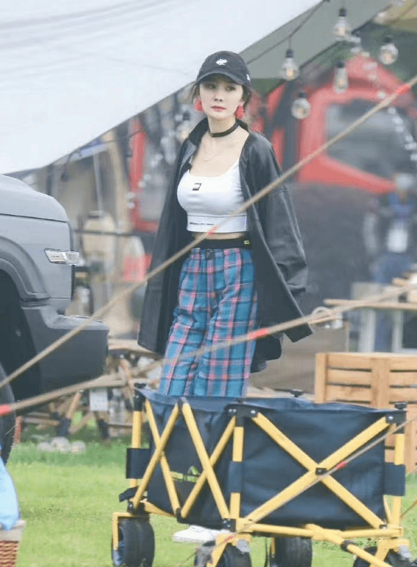 今年紧身背心穿搭太火了!不仅百搭还能打造小时尚 今年紧身背心穿搭太火了!不仅百搭还能打造小时尚