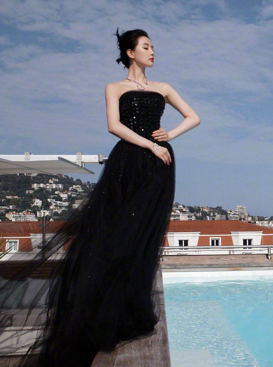 刘诗诗黑色抹胸连衣裙优雅时尚写真_气质_当红