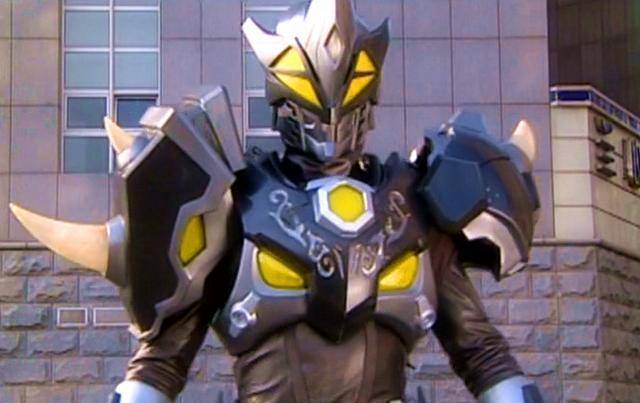 五行铠甲各有特点,黑犀侠可同时使用两件武器,雪獒侠有狂暴状态_炎龙