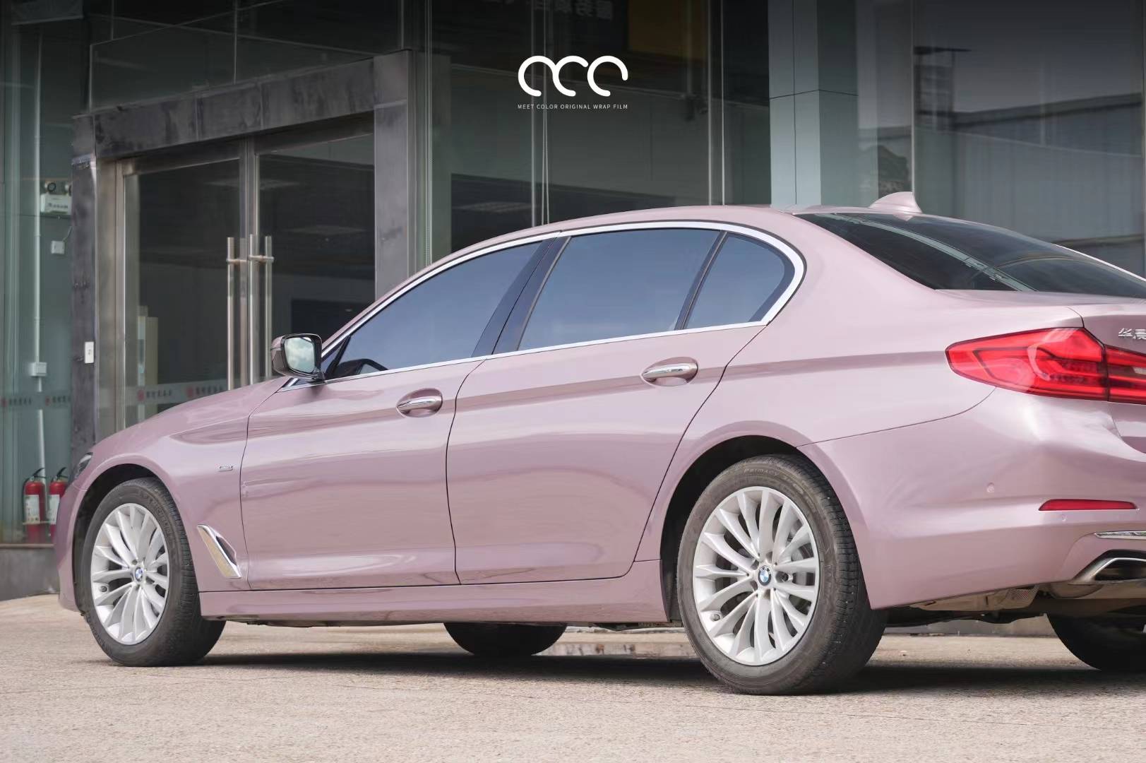 宝马5系漫彩改色膜冰莓粉,很多女生的首选颜色