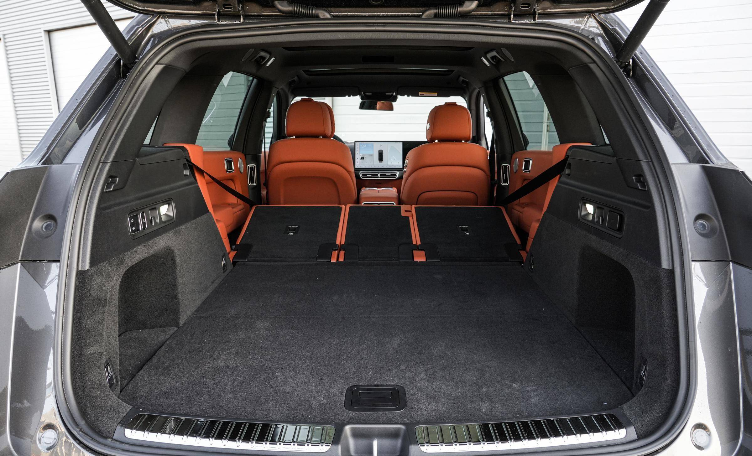 4/2/4的比例放倒,区别是后排座椅放倒后可以实现纯平,这点上连理想l8