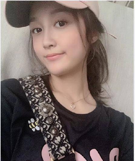 在电视剧《小欢喜》中,黄芷陶的扮演者是吴施乐.