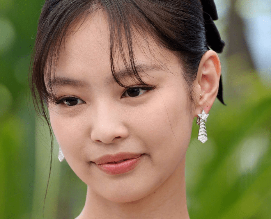 抿嘴笑的时候面部比例失调,眼距变宽,嘴唇拉长,秒变鲶鱼系香肠嘴,生图