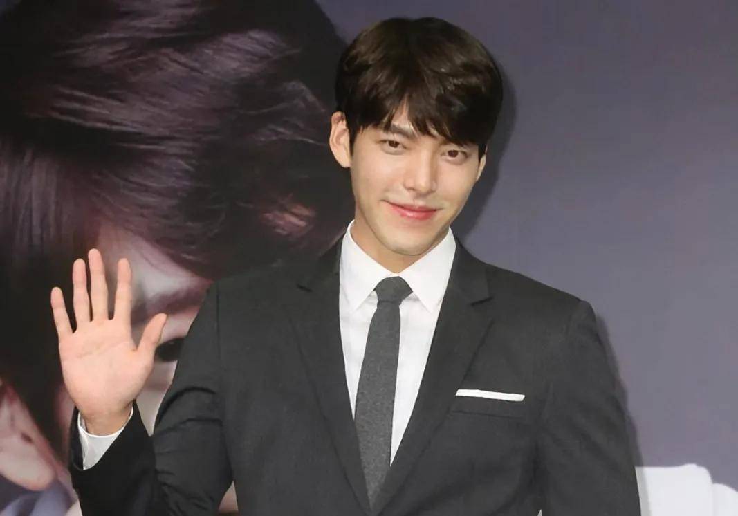 申敏儿金宇彬巴黎被中国网友偶遇,恋爱8年战胜病魔愈发相爱_工作_策划