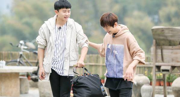 《向往》中何炅特意送鸡蛋给谢娜补身体,张杰下一秒举动逗笑大家_娜娜