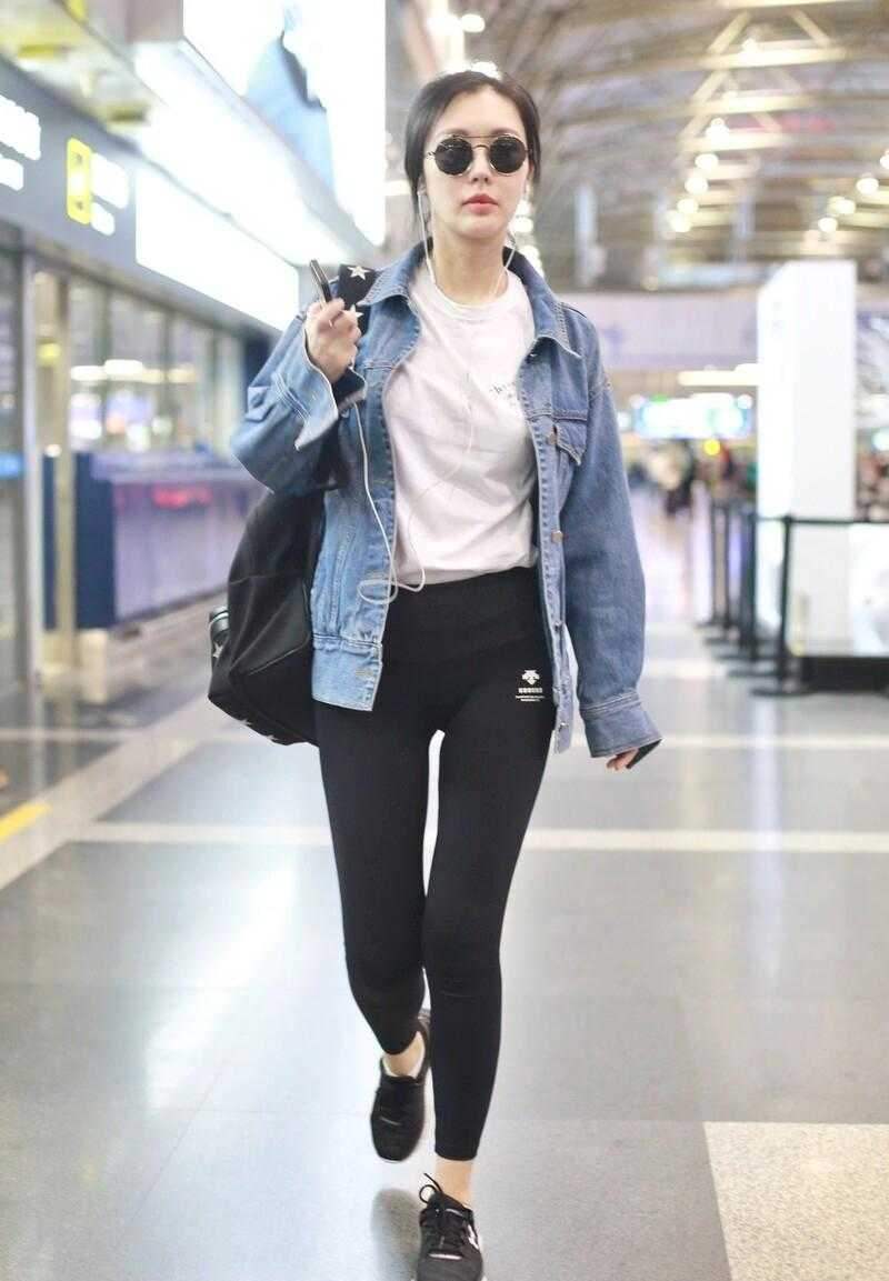 田朴珺走机场真的好会穿,牛仔外套配健美裤,大长腿就是抢镜_身材_健身