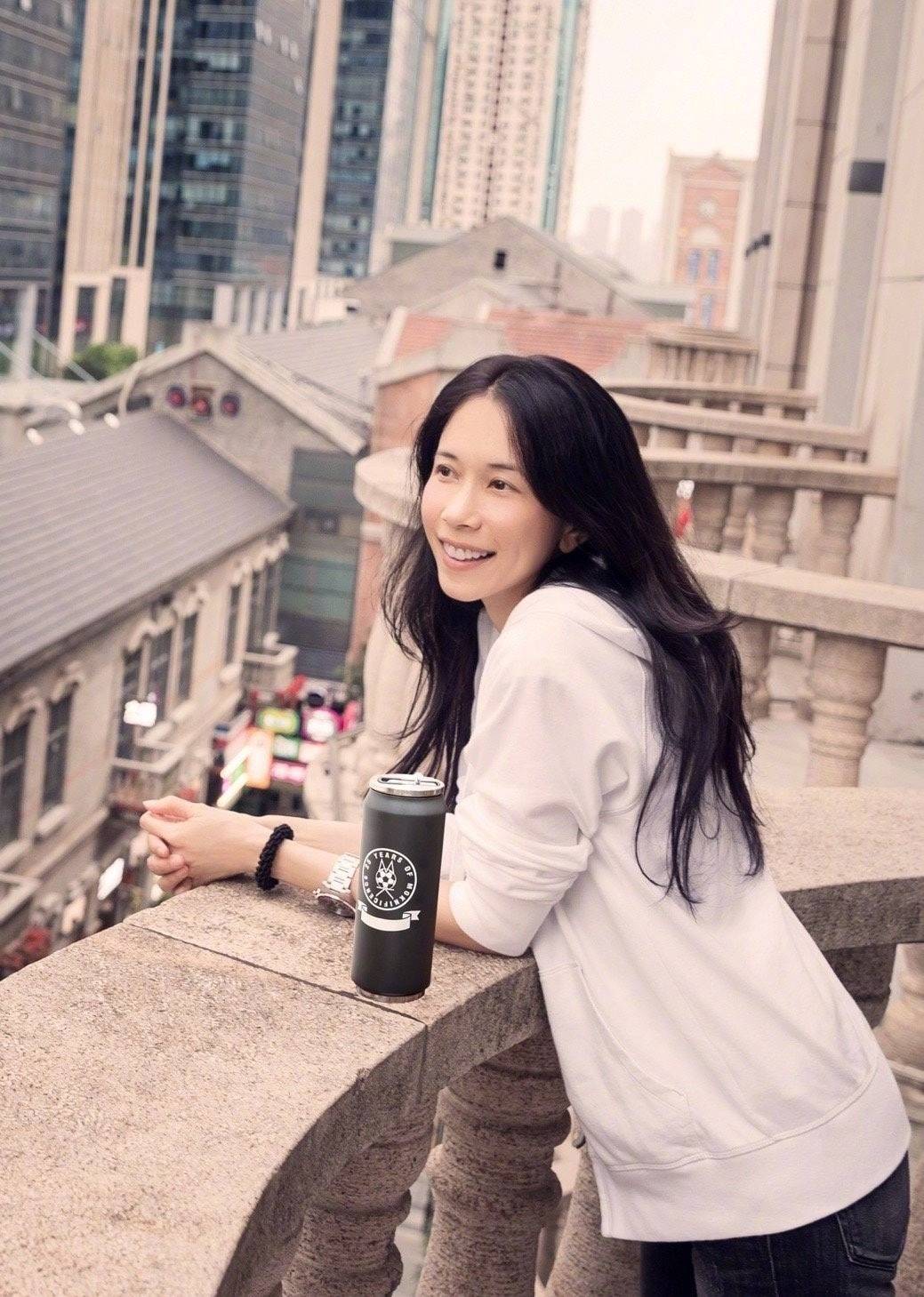 莫文蔚51岁不见老,穿流苏长衣配牛仔裤舒服自在,气质清新淡雅!