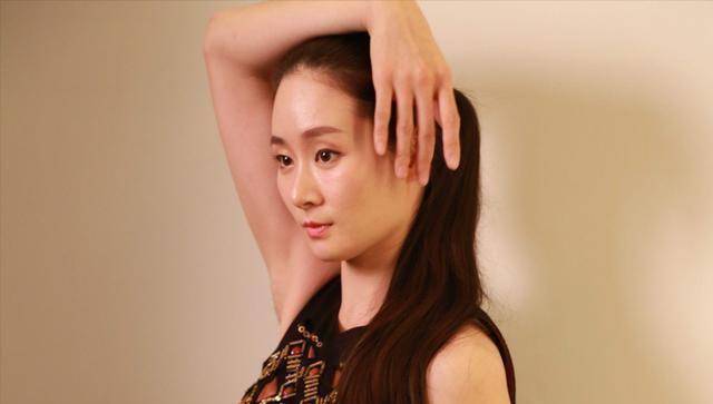 《乡村爱情》中的王小蒙,扮演者王亚彬离开这十年,已走向世界_因为