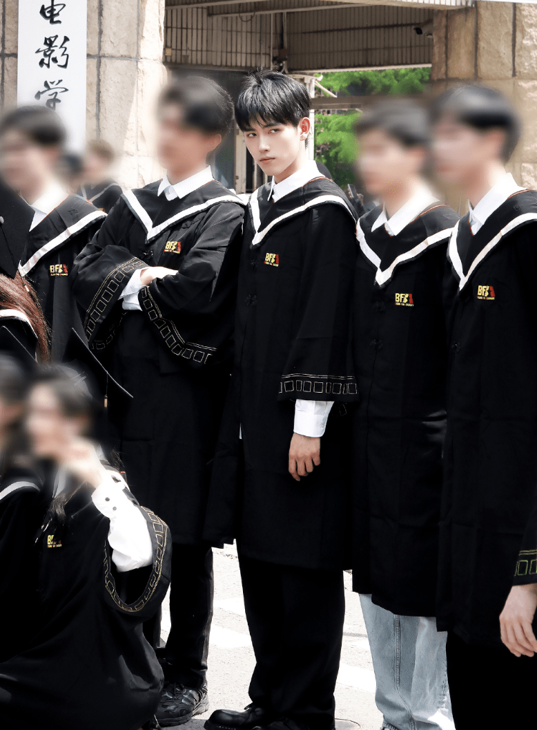 陈飞宇回北电拍毕业照,穿学士服阳光帅气,吴磊论文答辩照也曝光_网友