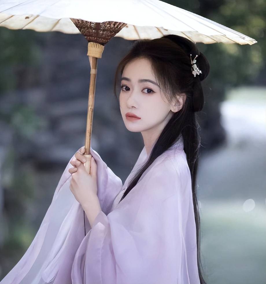 之前拍的一组紫色古装大片简直美出了新高度,撑伞回眸眉眼灵动,是和魏