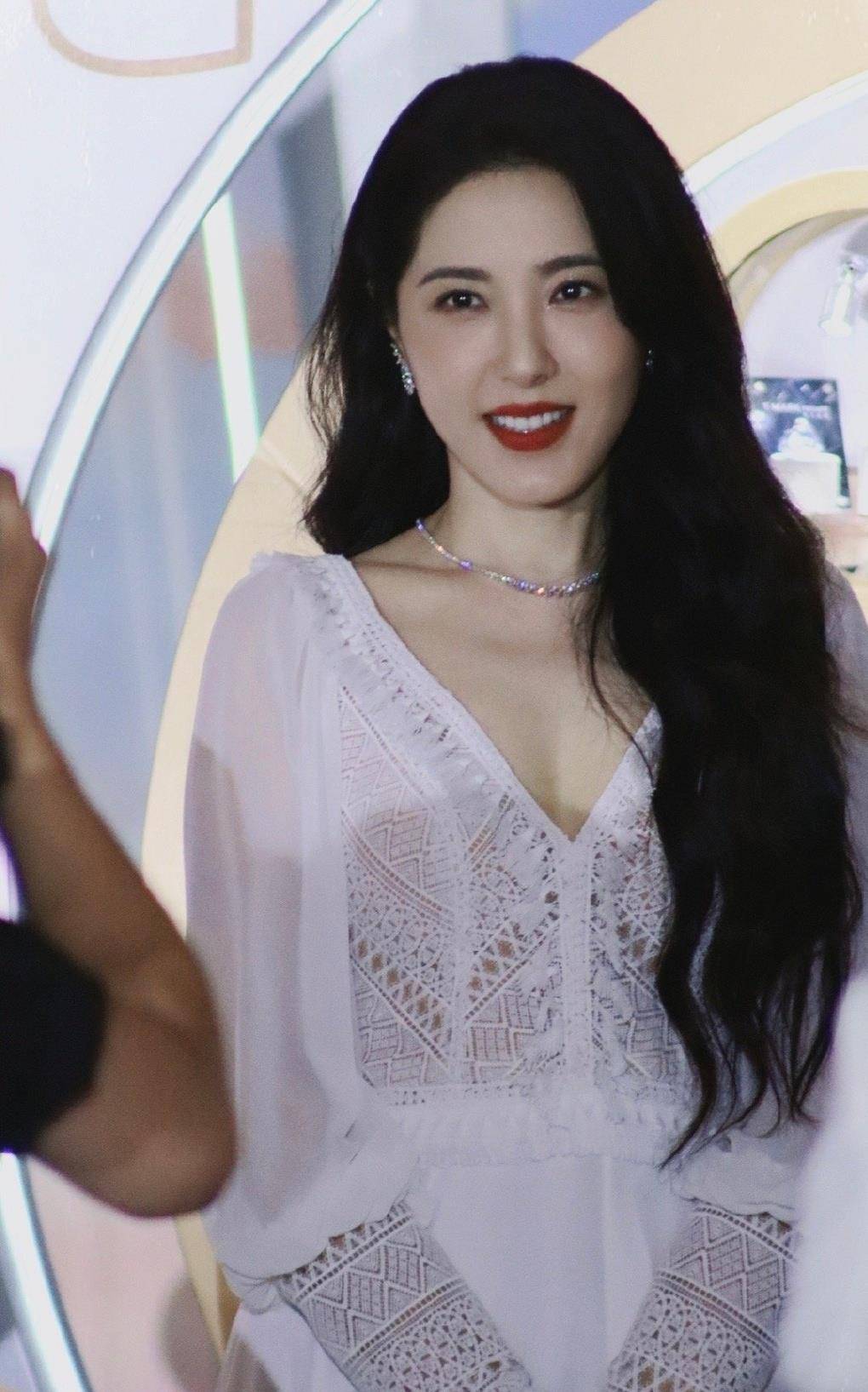 46岁曾黎身着白纱裙出席活动的照片曝光,完好无损_女神_女性_白色