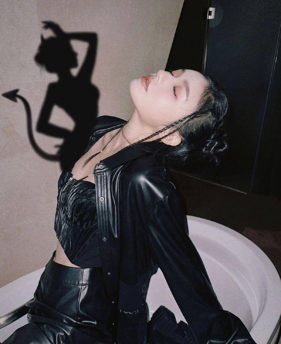 林允不愧是妥妥的辣妹,穿皮衣泡在浴缸里拍照,甜美酷酷的丸子头_少女