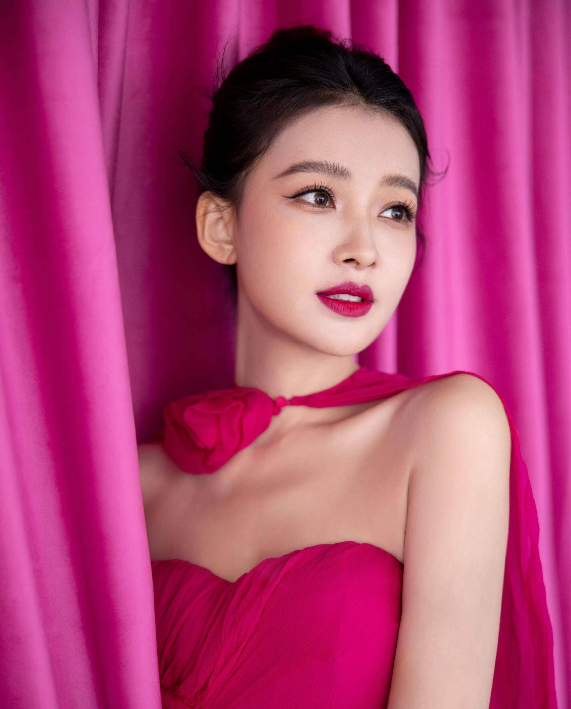 孙怡真"敢"穿这么黑的"火龙果裙",穿起来很有高级感_设计_效果_造型