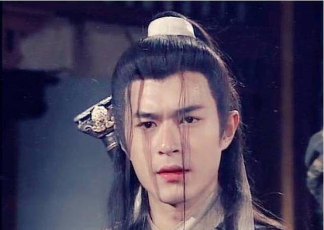 是因为初期的古天乐那让人惊艳绝绝的容颜,比如《圆月弯刀》里的丁鹏