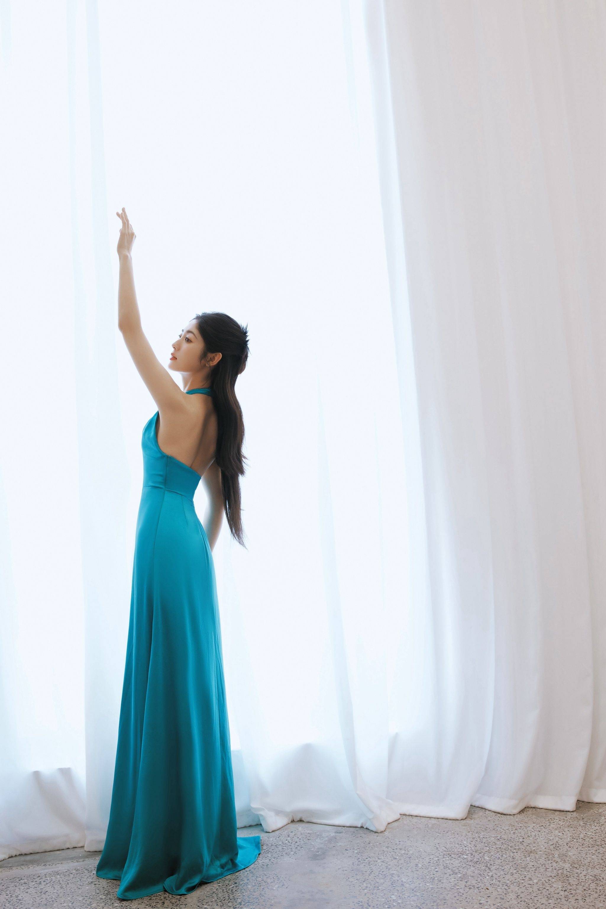 邢菲蓝色连衣裙露背性感写真_身材_柳岩_衣服