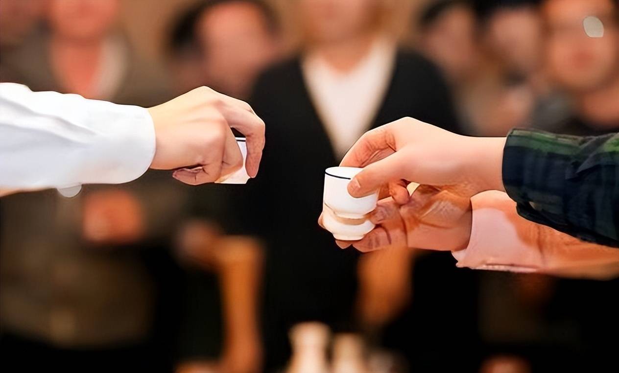 不懂倒酒的礼仪被批评了,网友炸锅:职场酒桌礼仪真有这么重要?