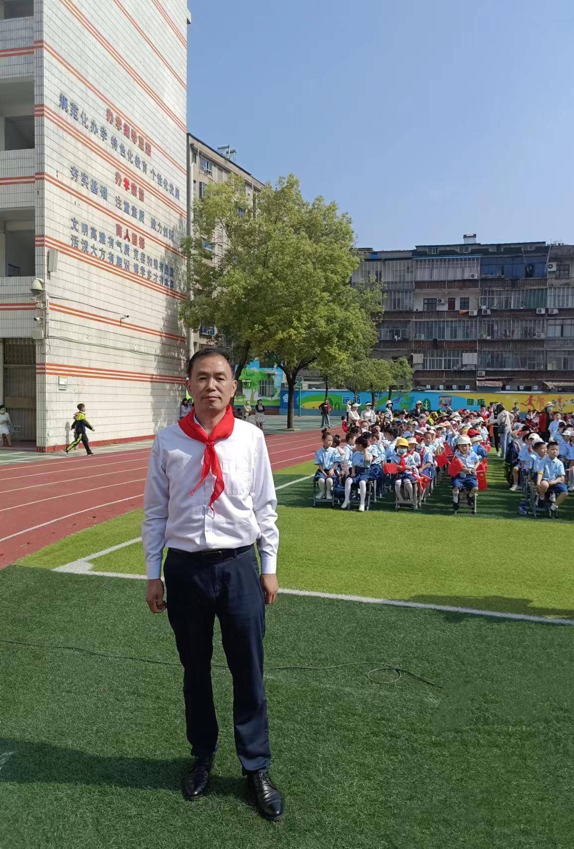 宁以禄/文蓝天白云晨光美,明塘小学歌声飞.