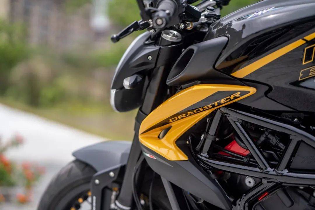 详细测评mv奥古斯塔dragster800rr|不甘世俗的西装暴徒_搜狐汽车_搜狐