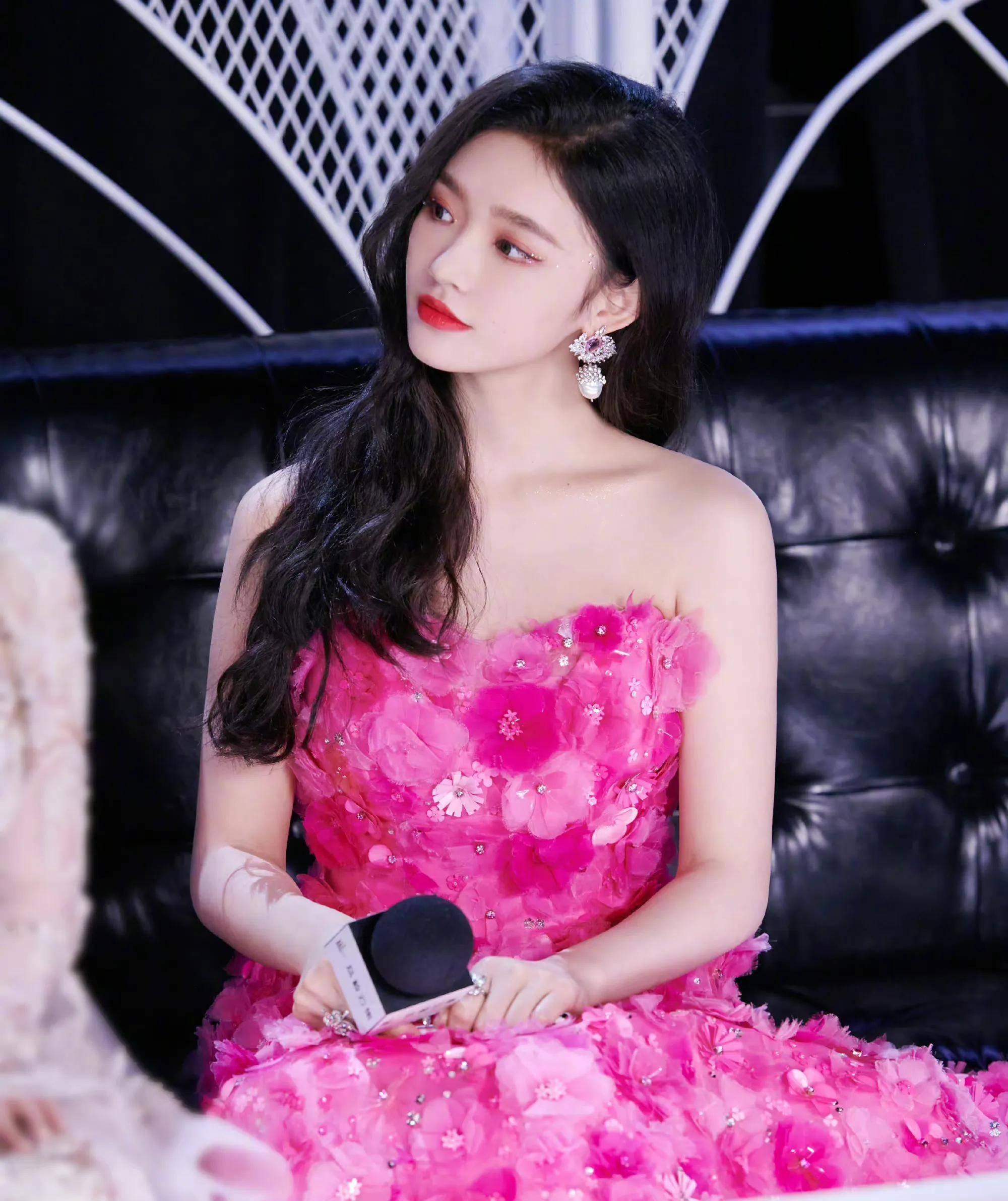 林允穿粉色抹胸花瓣裙露香肩锁骨,艳丽妖娆,梨涡浅笑,甜美灵动_身材