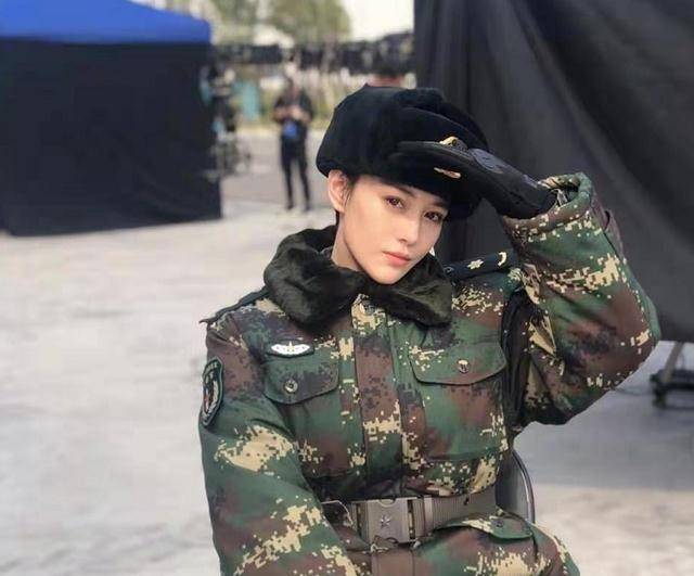 8位女星軍裝照:佟麗婭颯氣,楊冪有靈氣,孫儷最有辨識度_軍人_趙麗穎