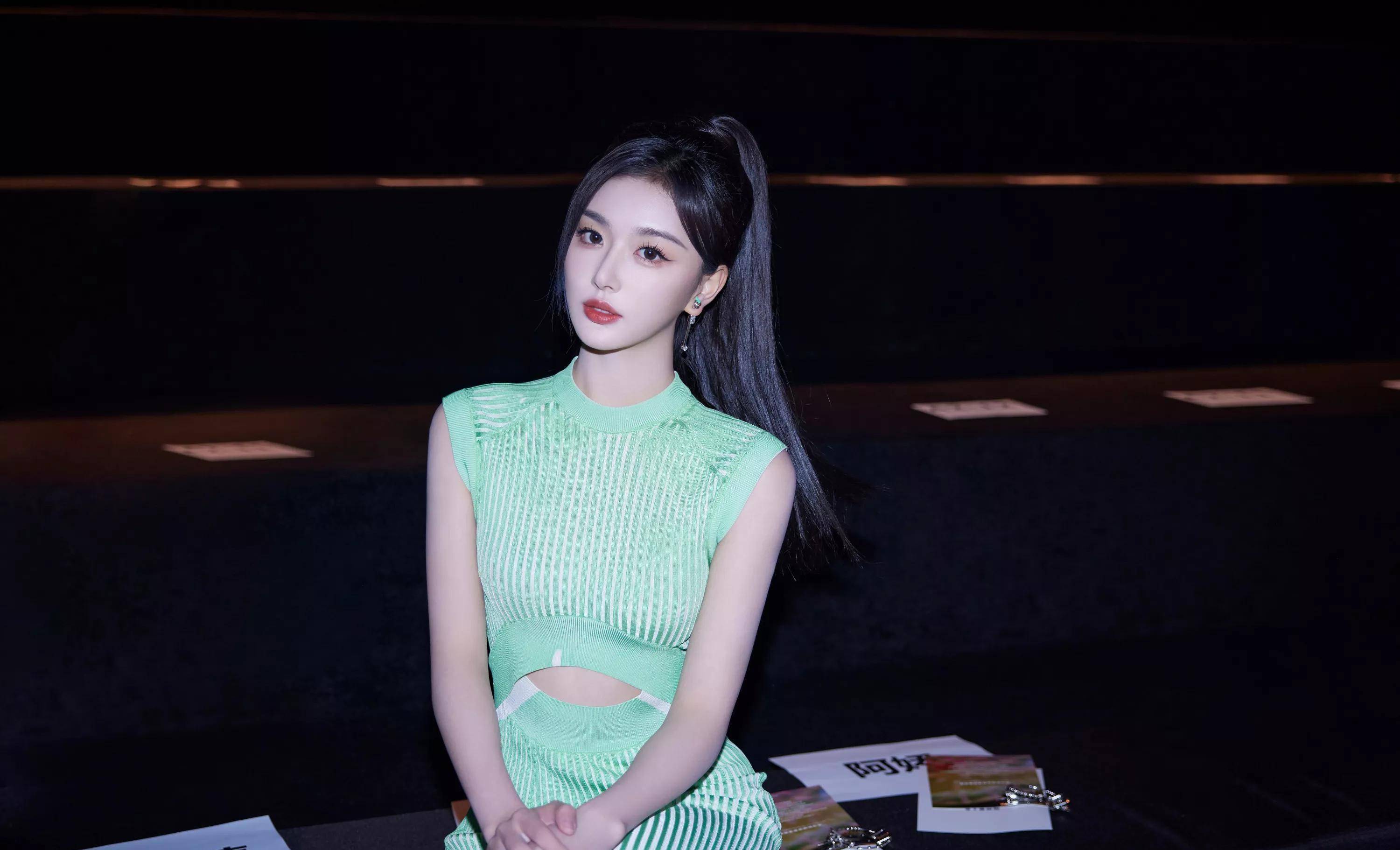 小演员孔雪儿身穿中长款绿色连衣裙,腰线纤细,腰臀比完美_照片_马尾