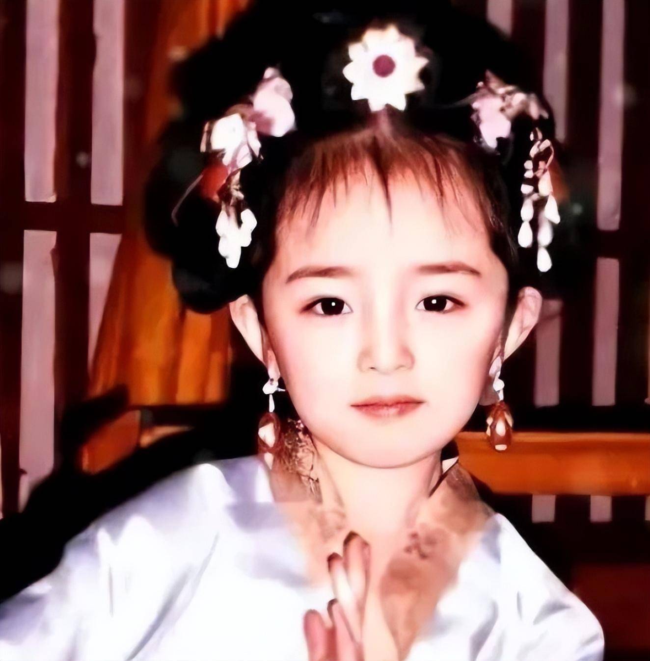 之后杨幂又饰演过周星驰的女儿,与六小龄童搭档合作,与李亚鹏合作等.