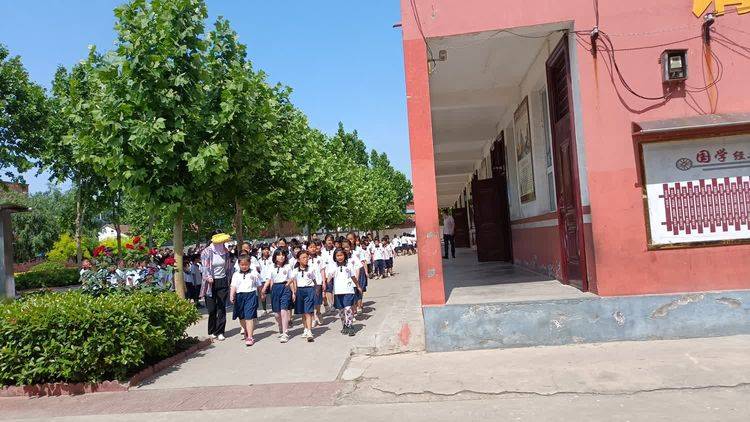 濮阳市范县濮城中心校开展"校长工程""小场地多元化"立体大课间观摩会