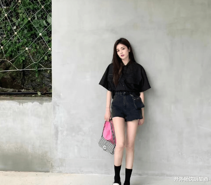 "长短腿"的牛仔短裤搭配黑色衬衣,白鹿终于找到颜值巅峰!