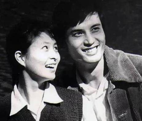 李克己是北京电影学院表演系教师,1980年在拍摄电影《苗苗》时和李羚