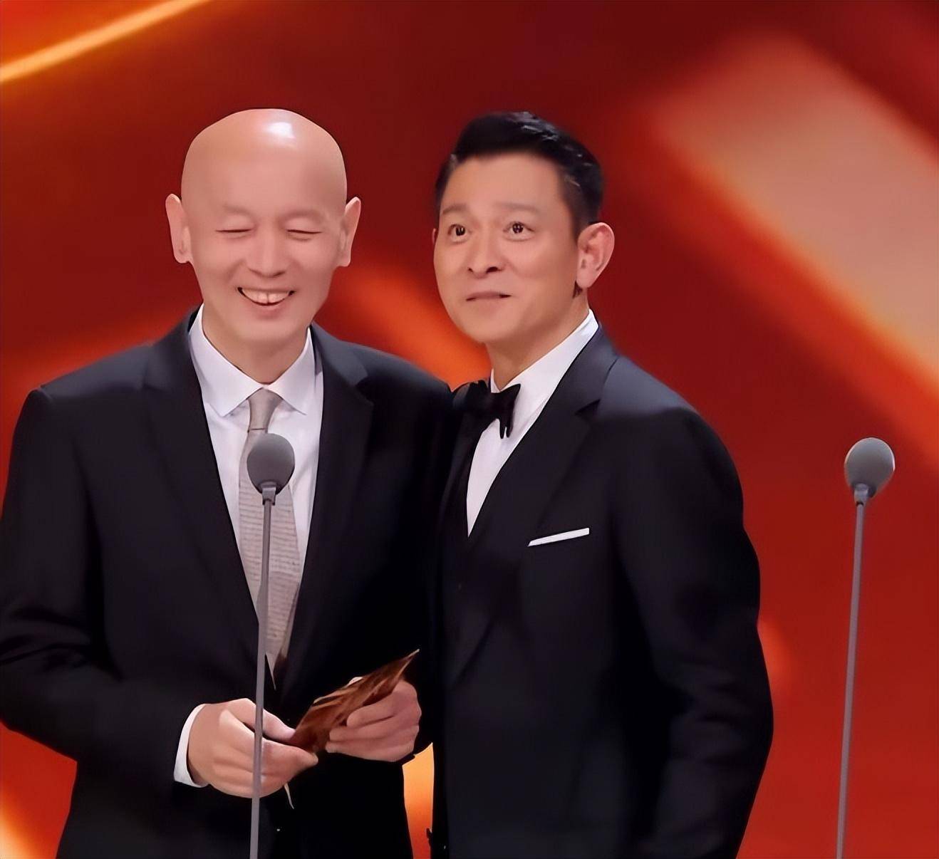 刘德华在颁奖礼上的三个小细节,网友纷纷喊话:太温暖了!