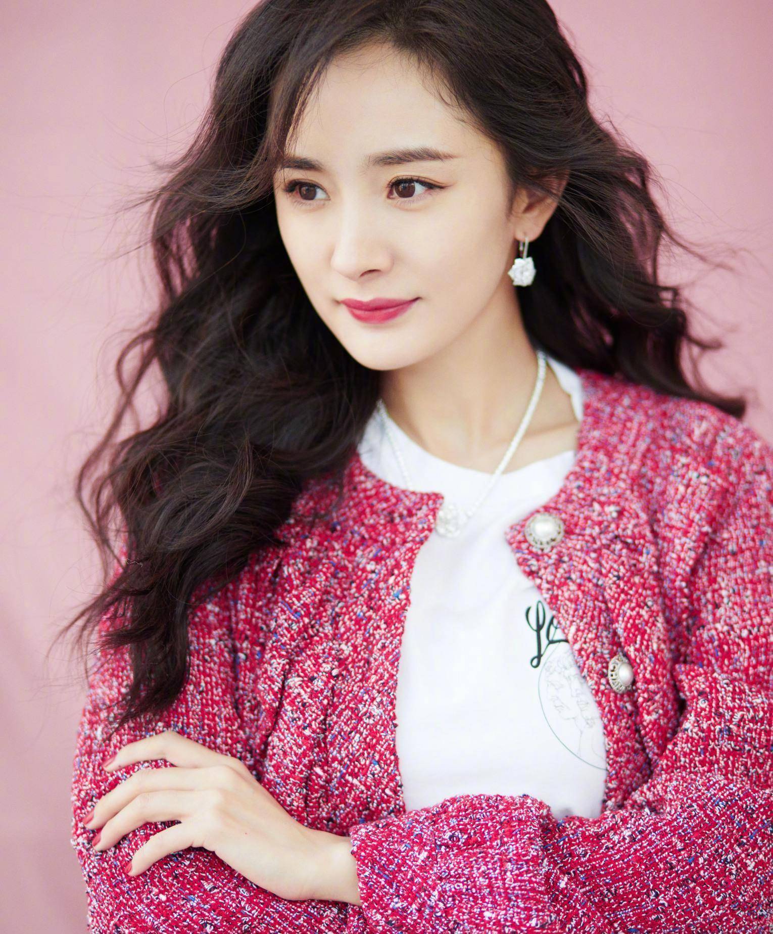 上33岁杨幂,同穿粉色小香风外套,结了婚就是不一样_白色_下半身_耳环